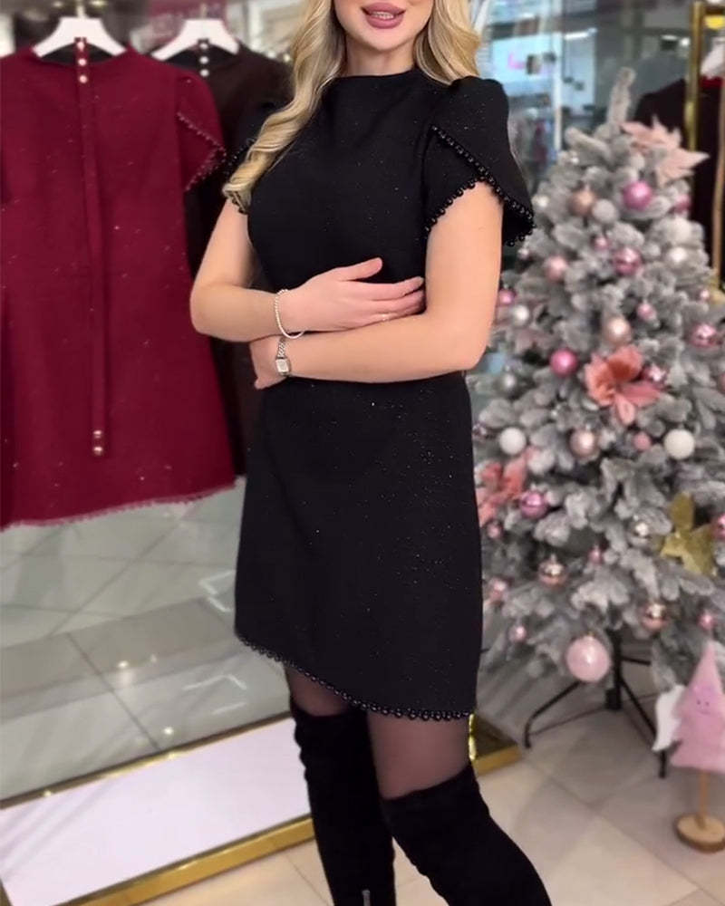 Sukienka z bogatymi zdobieniami i koralikami