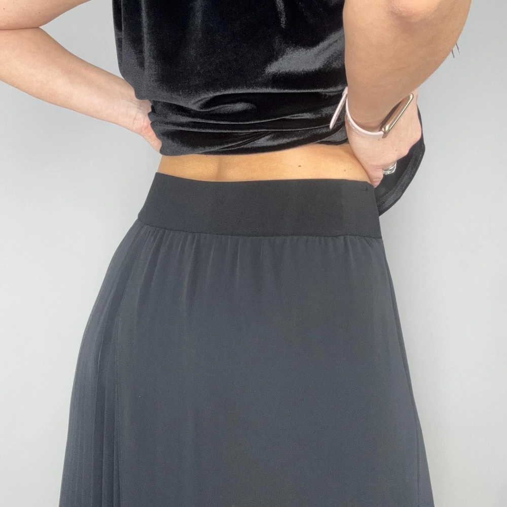 Spodnie typu kuloty z prześwitującymi warstwami i plisami