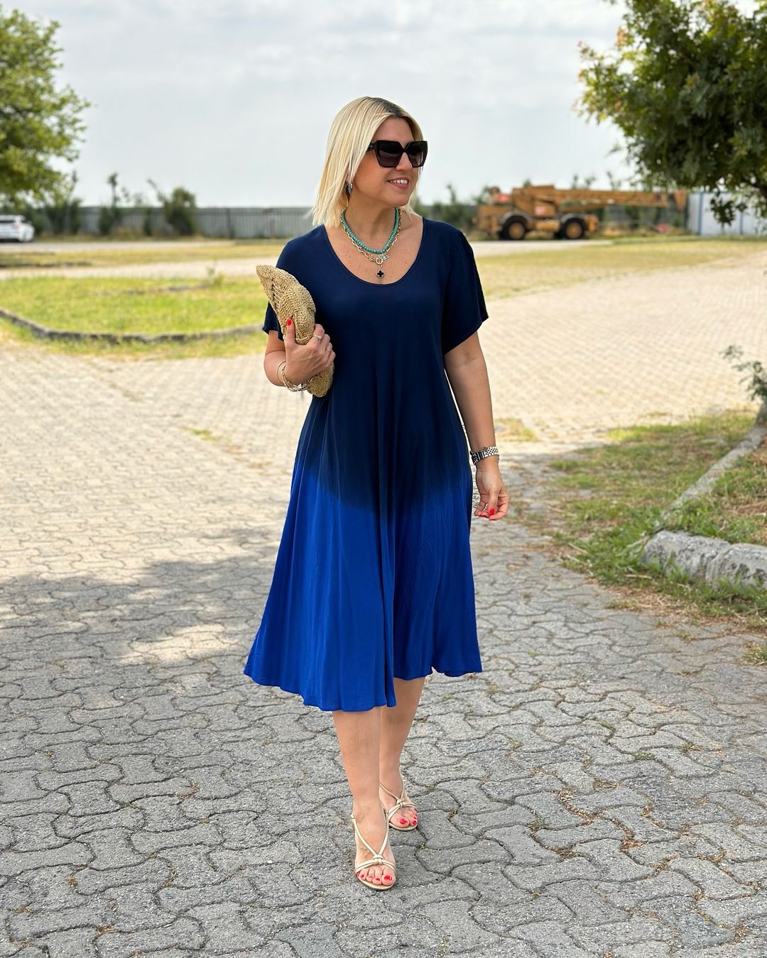 Sukienka z bawełny w stylu batikowym z rozkloszowanym dekoltem