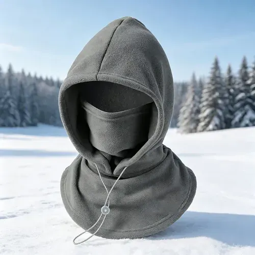 Szara polarowa kominiarka z kapturem przedstawiona na tle zaśnieżonego krajobrazu