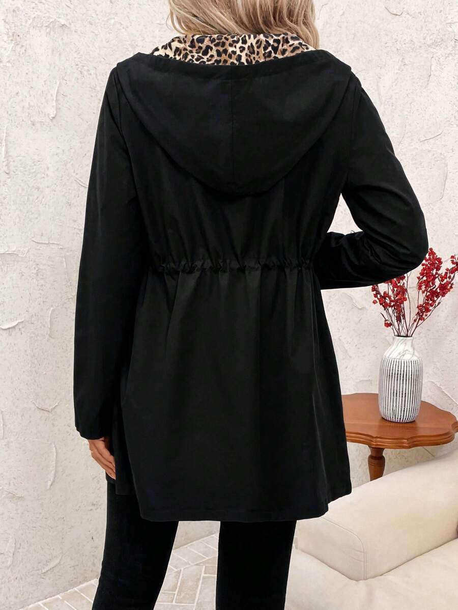 Dwustronny płaszcz z kapturem i nadrukiem w panterkę