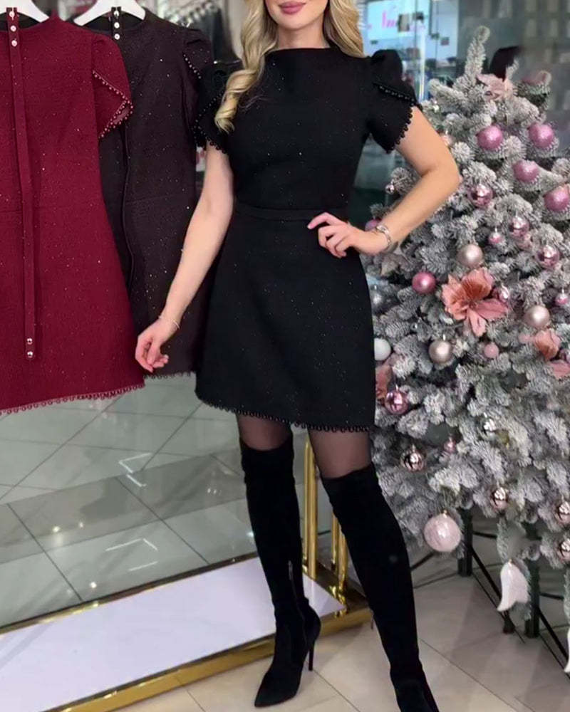 Sukienka z bogatymi zdobieniami i koralikami