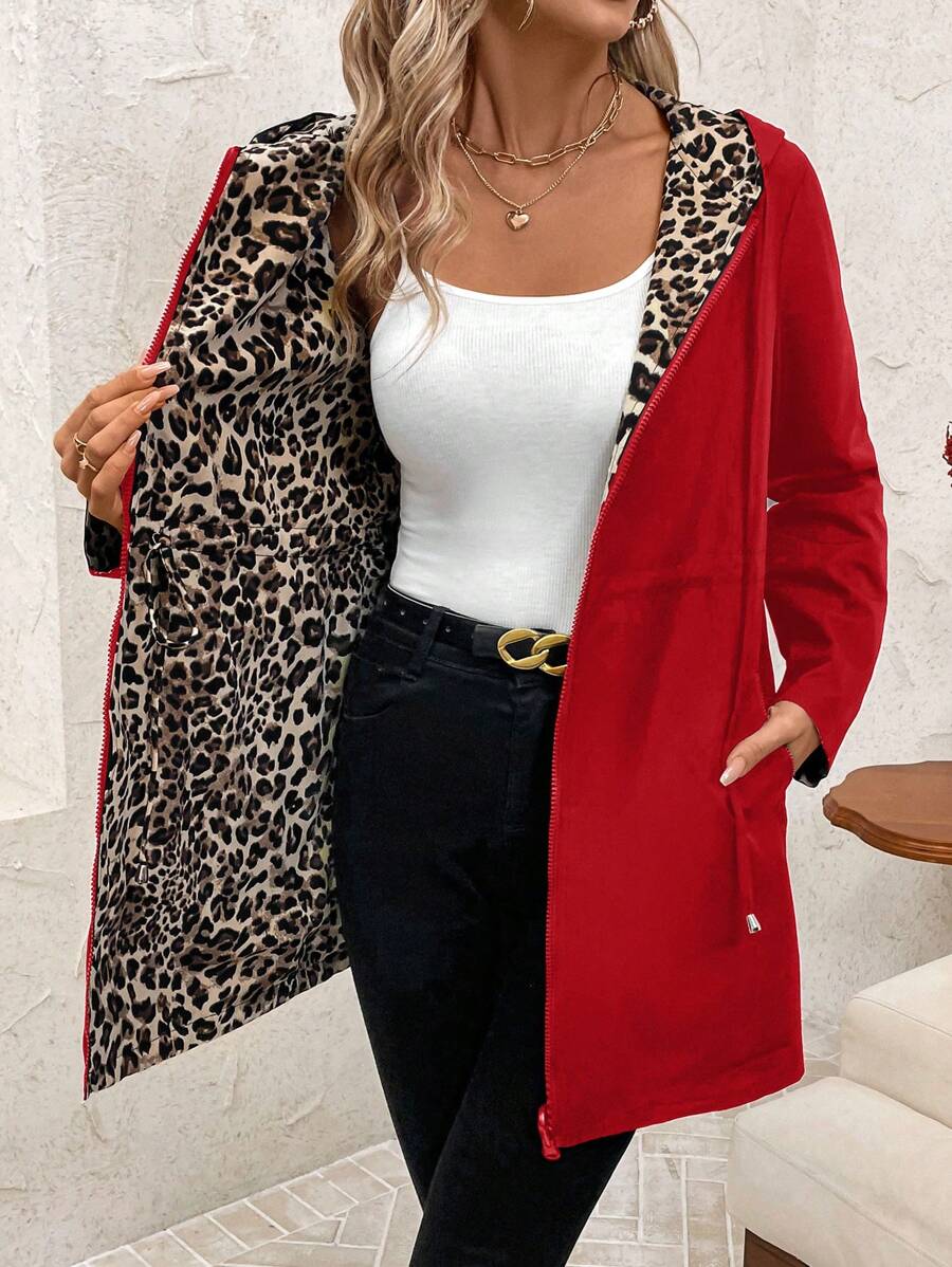 Dwustronny płaszcz z kapturem i nadrukiem w panterkę
