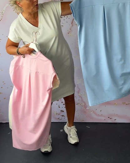 Sukienka z krótkim rękawem i dekoltem w serek w jednolitym kolorze