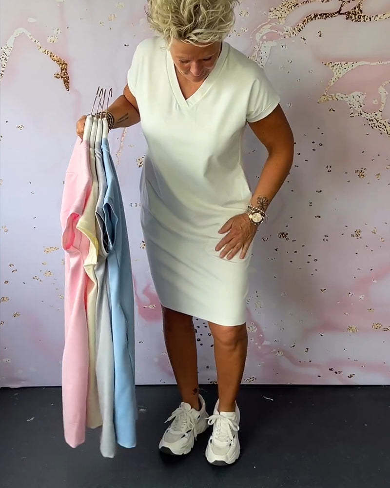 Sukienka z krótkim rękawem i dekoltem w serek w jednolitym kolorze