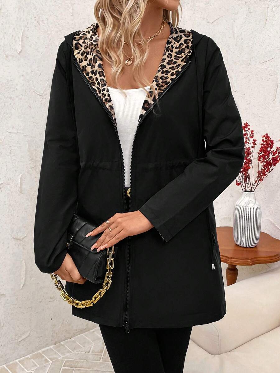 Dwustronny płaszcz z kapturem i nadrukiem w panterkę