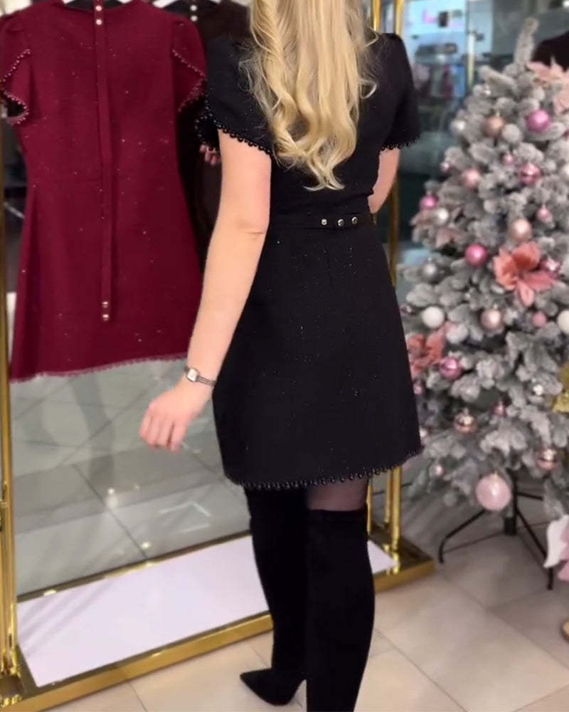 Sukienka z bogatymi zdobieniami i koralikami