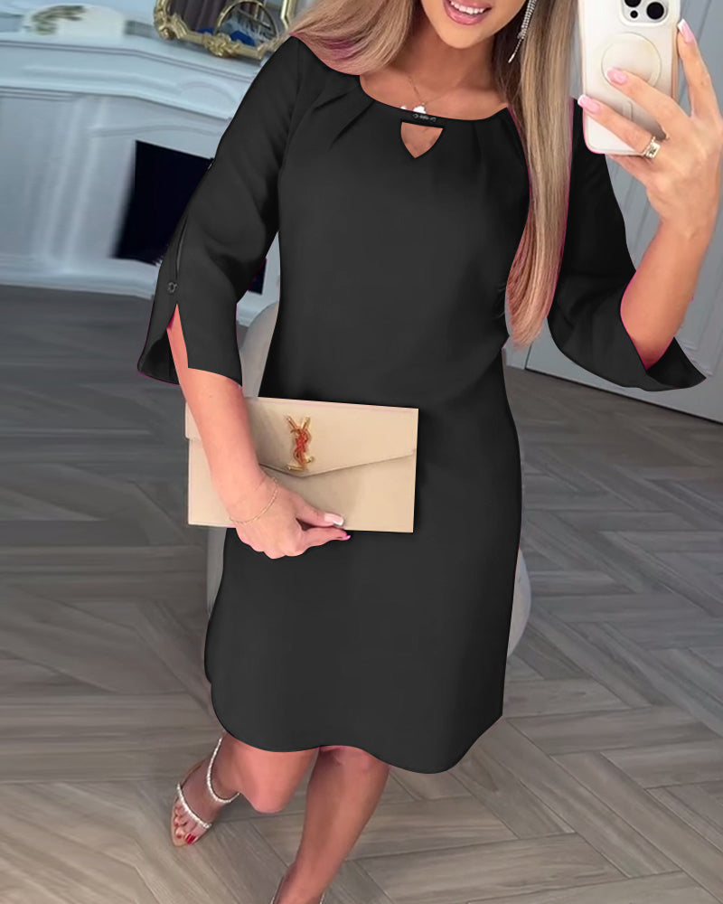 Elegancka sukienka w jednolitym kolorze z prostą, pustą linią