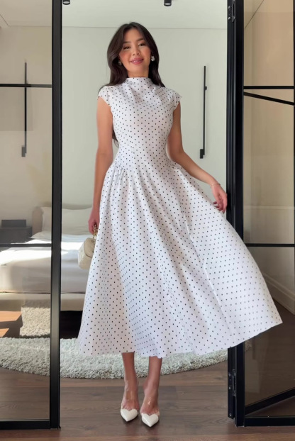 Round neck sleeveless waist tie and elegant polka dot dress