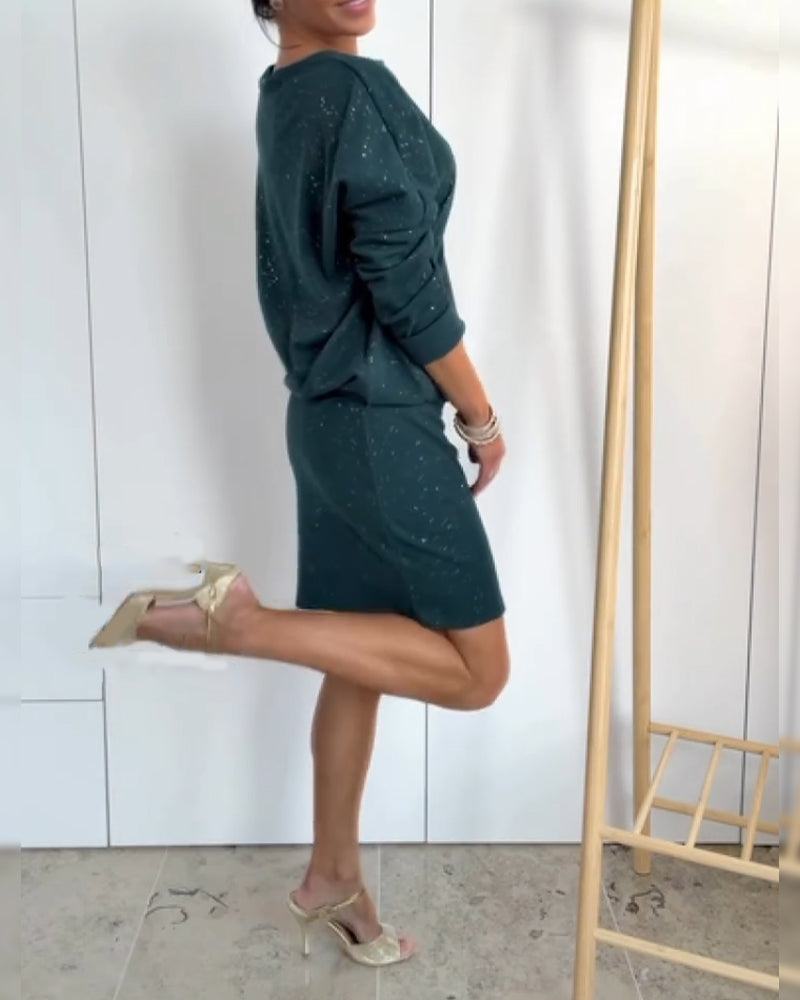 Sukienka z okrągłym dekoltem i delikatnym brokatem