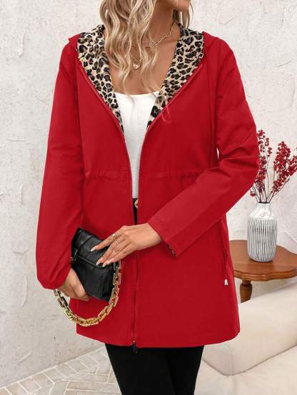 Dwustronny płaszcz z kapturem i nadrukiem w panterkę