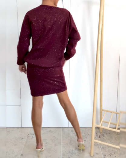 Sukienka z okrągłym dekoltem i delikatnym brokatem