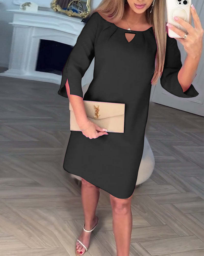 Elegancka sukienka w jednolitym kolorze z prostą, pustą linią