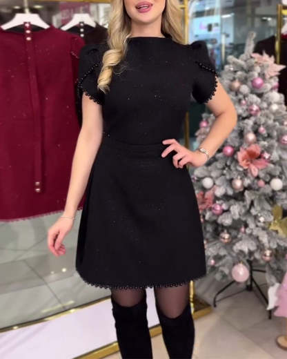 Sukienka z bogatymi zdobieniami i koralikami