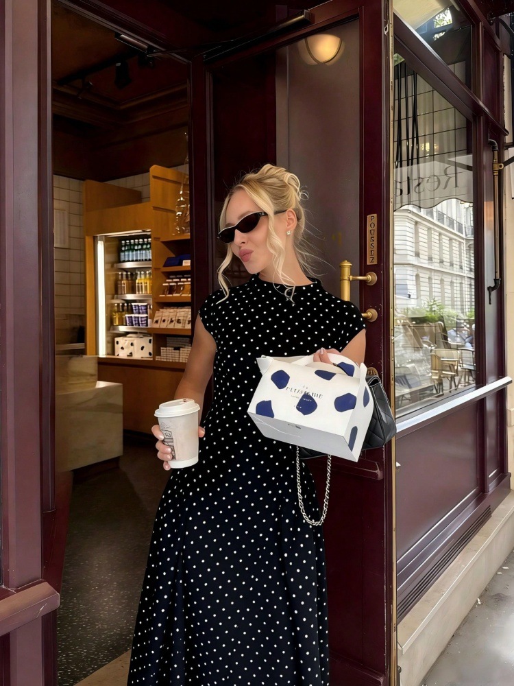 Round neck sleeveless waist tie and elegant polka dot dress