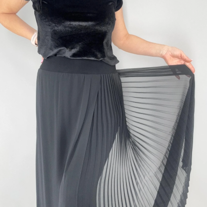 Spodnie typu kuloty z prześwitującymi warstwami i plisami