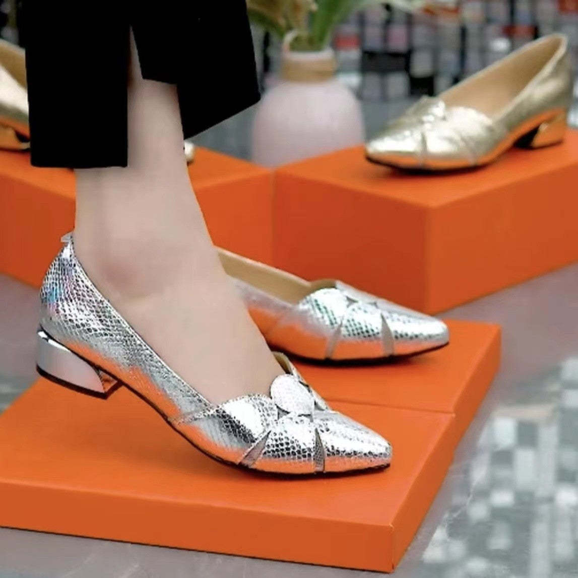 Nowe modne buty na grubym obcasie z szpiczastym noskiem i błyszczącymi butami