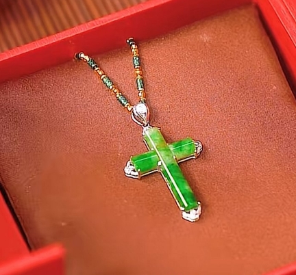 💖 Vysoko kvalitný krížový náhrdelník s jadeitovým amuletom