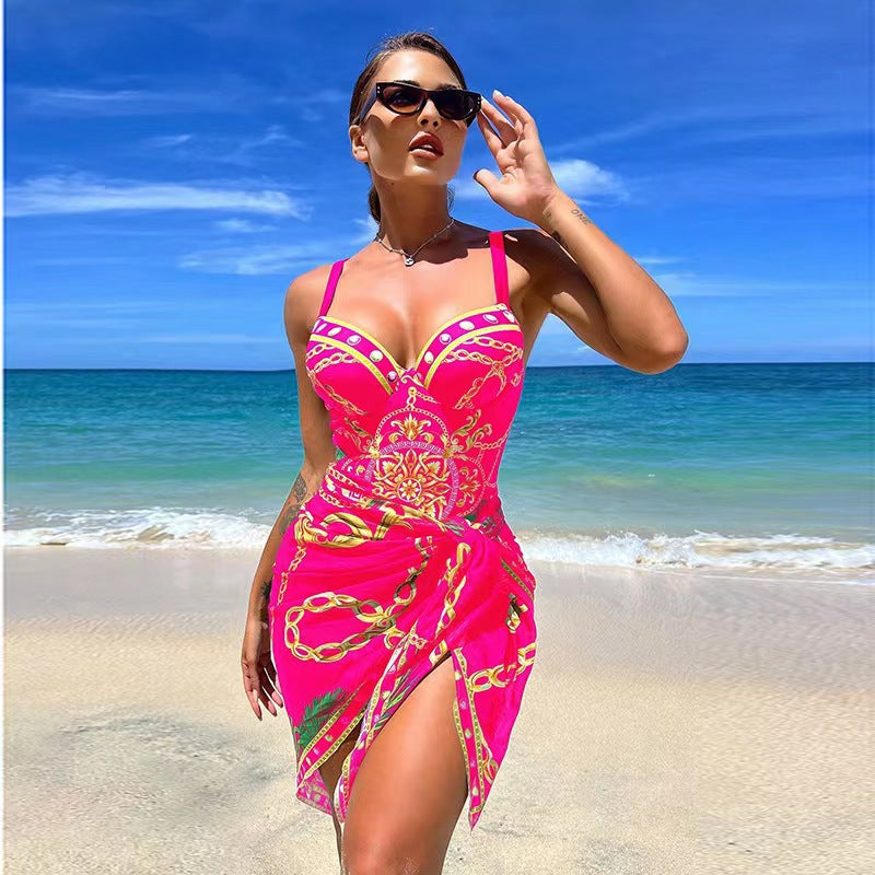 Elegant set of 2 swimsuits with chains and baroque print.