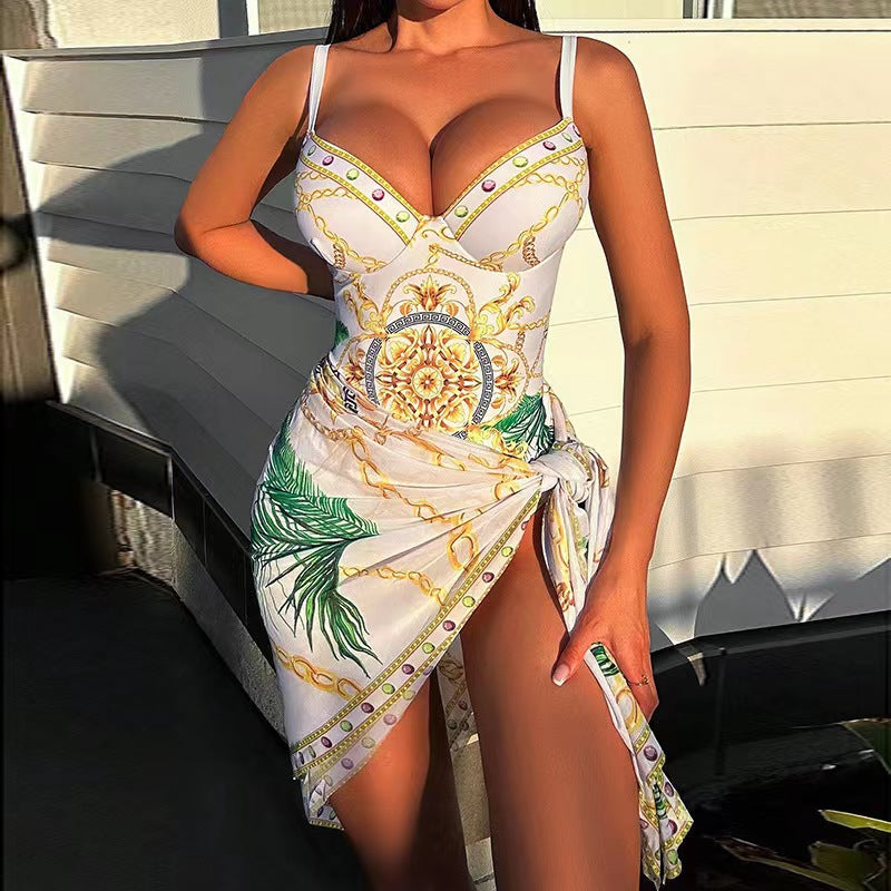 Elegant set of 2 swimsuits with chains and baroque print.