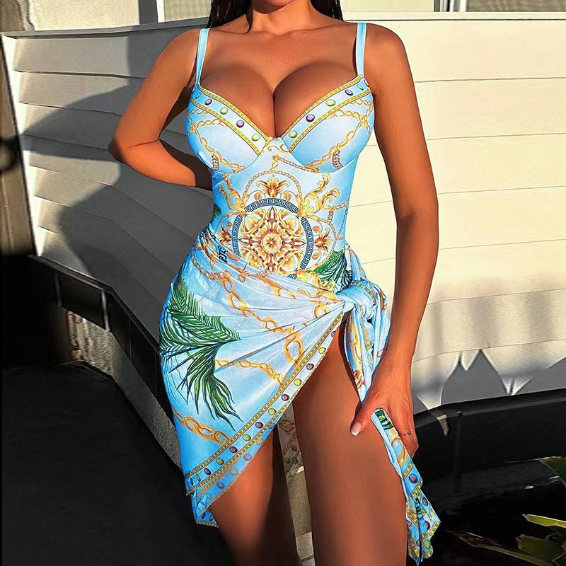 Elegant set of 2 swimsuits with chains and baroque print.