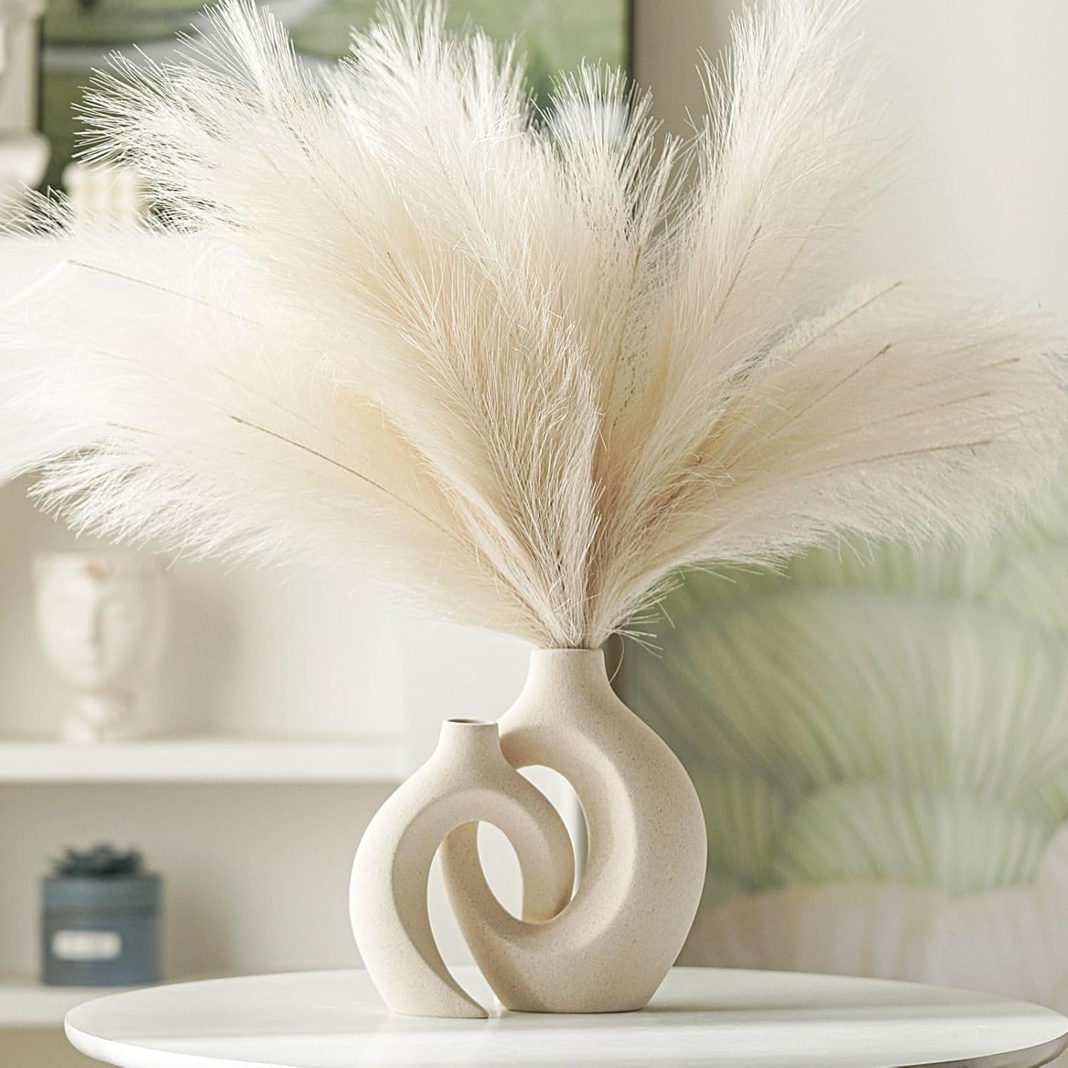 Set de 2 jarrones de cerámica huecos, color blanco lechoso.