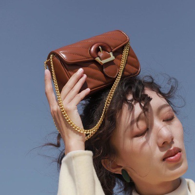 Nová móda 2023 Lehká luxusní letní dámská taška Všestranná malá vonná taška s vyšívaným řetízkovým designem Crossbody mini taška