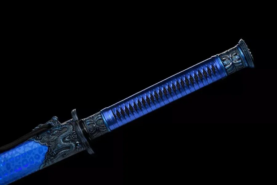 Ručně vyráběné s gravírovaným černým designem