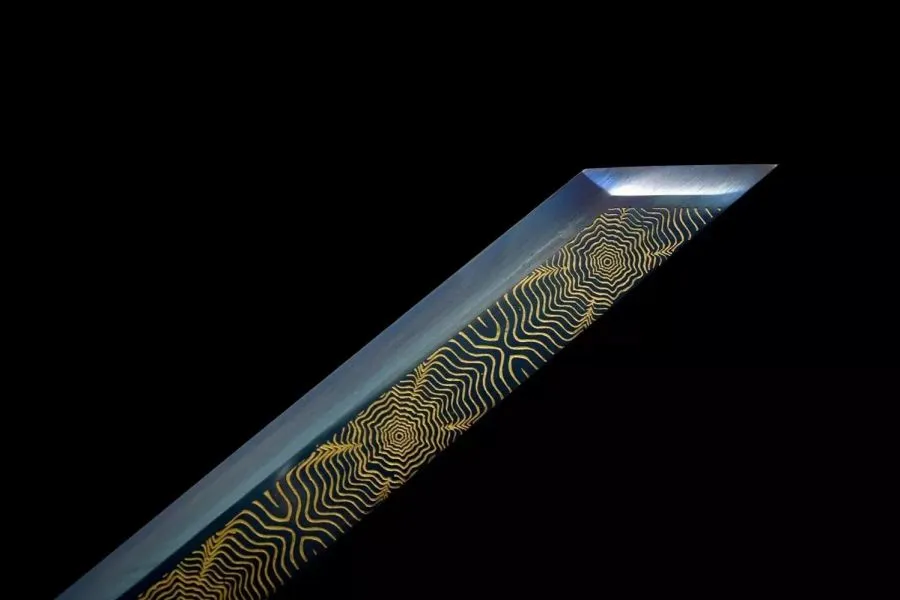 Ručně vyráběné s gravírovaným černým designem