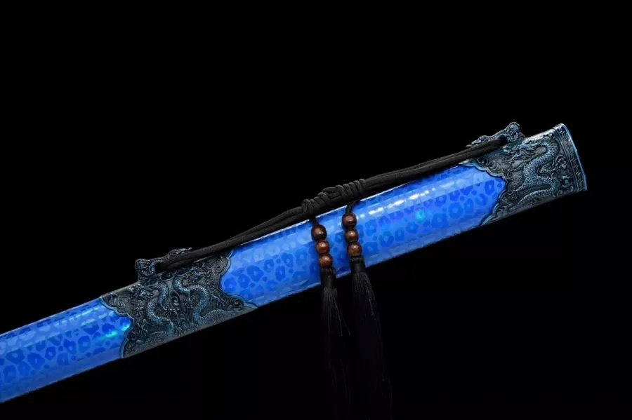 Ručně vyráběné s gravírovaným černým designem