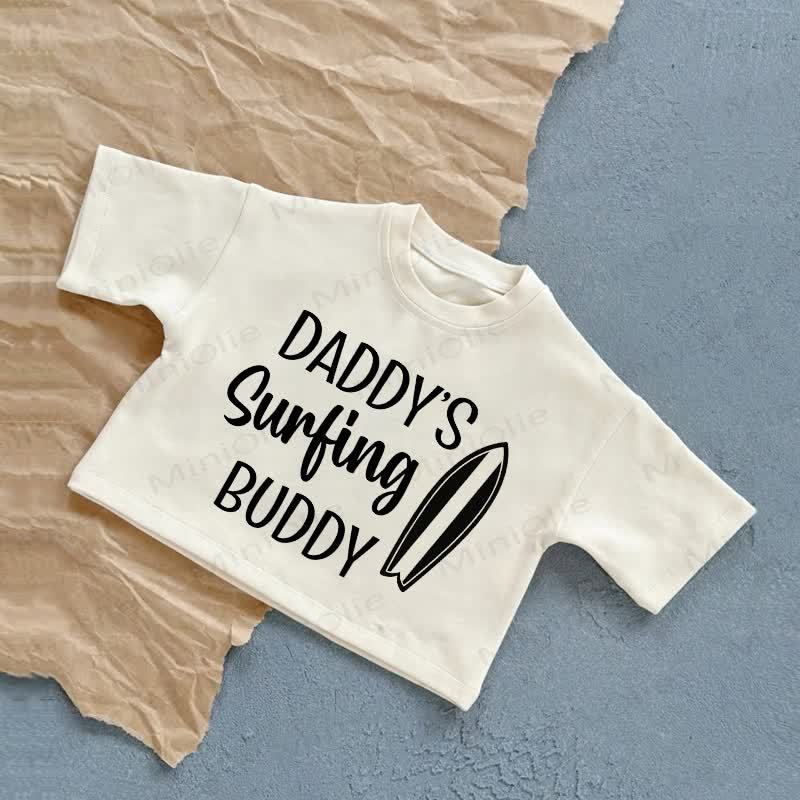 T-shirt bianca casual con stampa di tavola da surf per bambini "Il compagno di surf di papà". - Bianco - 2-3T - image 1