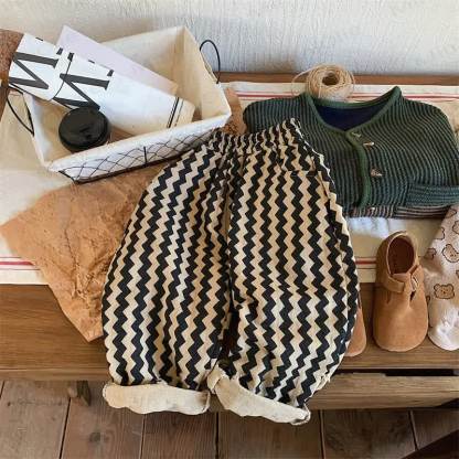 Pantaloni neri larghi a trama ondulata per bambini piccoli - image 4