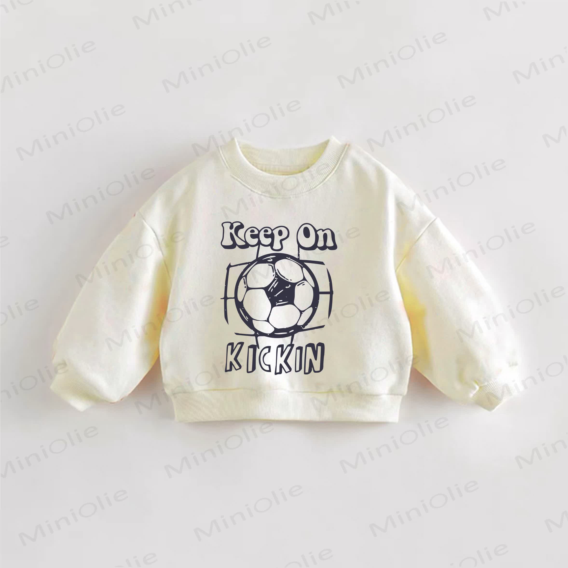 KEEP ON KICKIN Felpa color crema con stampa calcistica per neonati e bambini - Crema - 3-5T - image 1