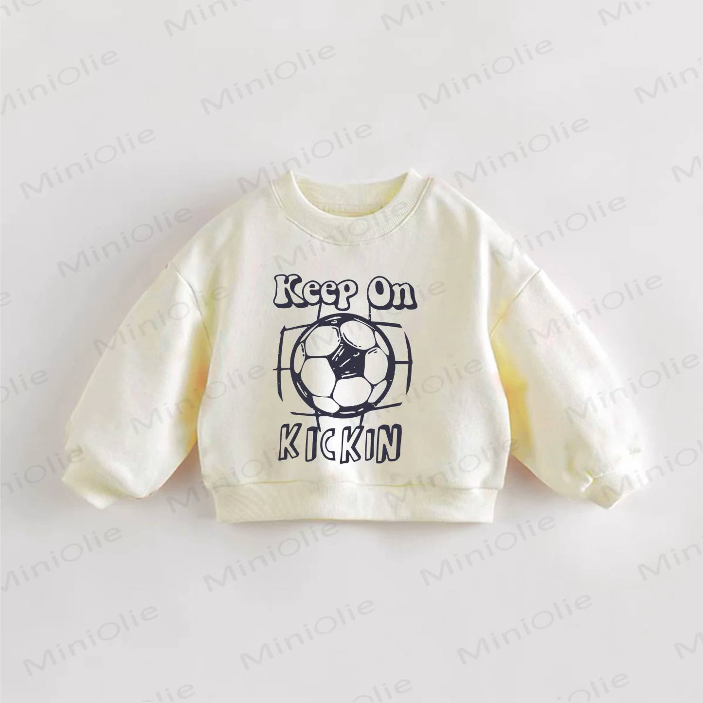 KEEP ON KICKIN Felpa color crema con stampa calcistica per neonati e bambini - Crema - 3-5T - image 1
