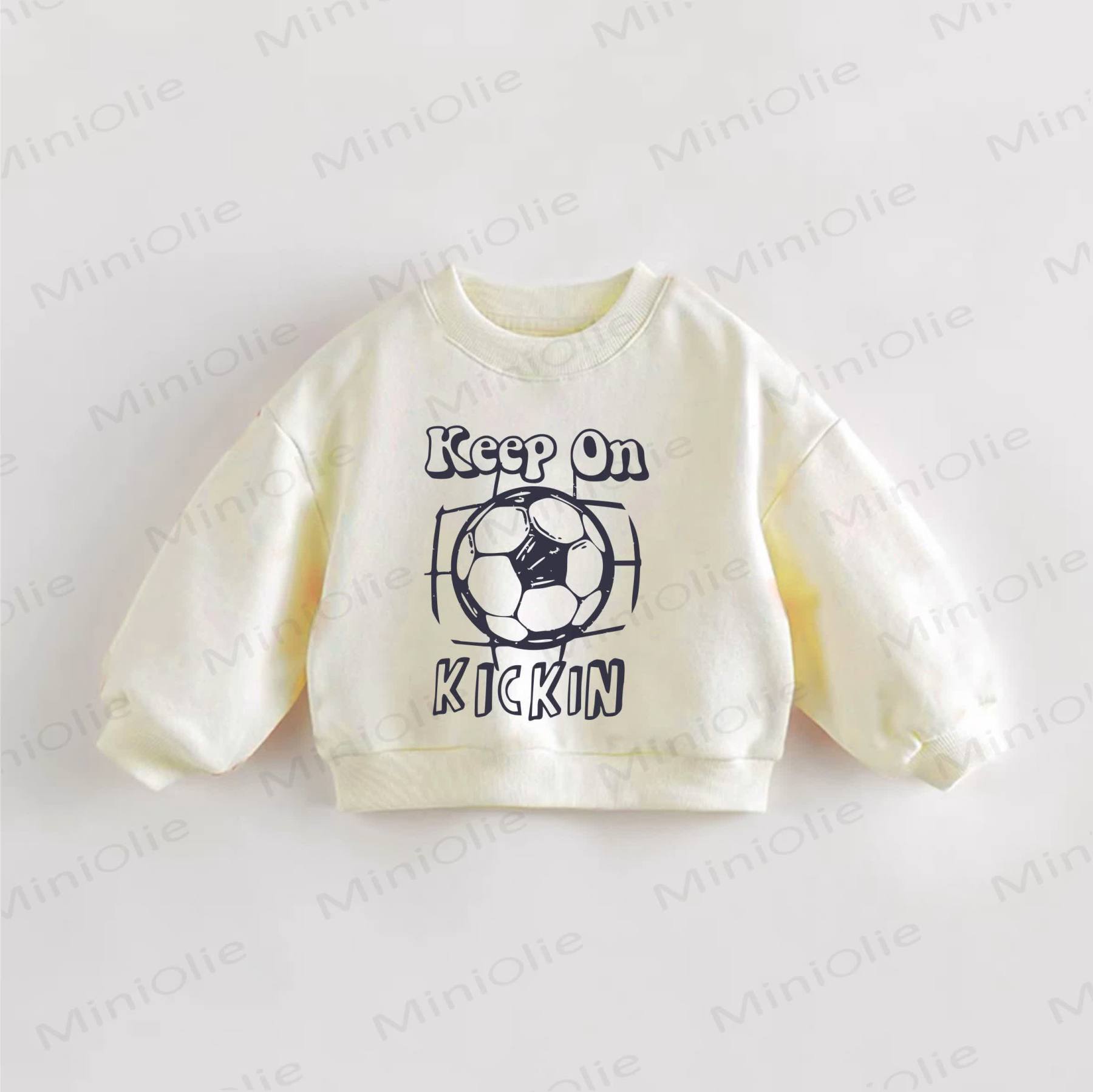 KEEP ON KICKIN Felpa color crema con stampa calcistica per neonati e bambini - Crema - 3-5T - image 1