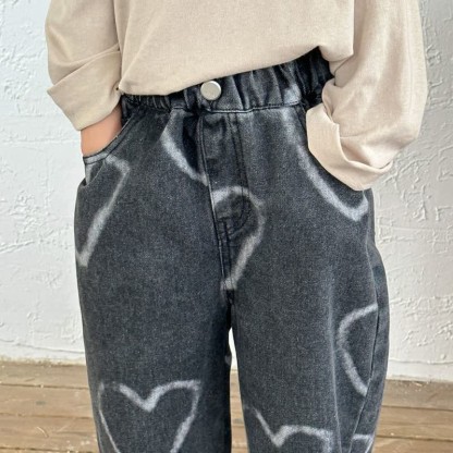 Pantaloni larghi in denim con cuore adorabile per bambini - image 13