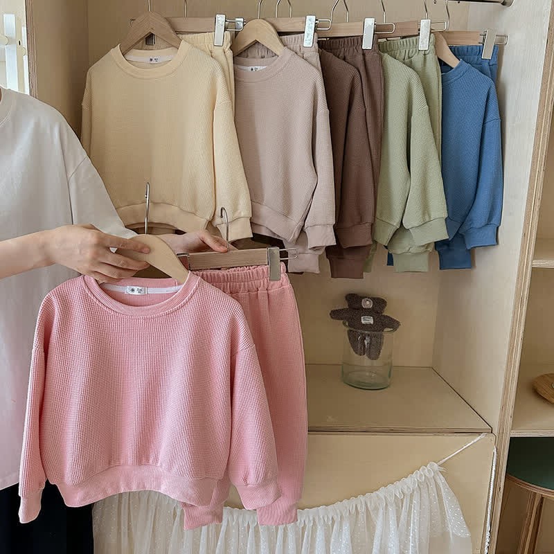 Set da 2 pezzi per bambini, composto da felpa e pantaloni a nido d'ape in tinta unita - image 2