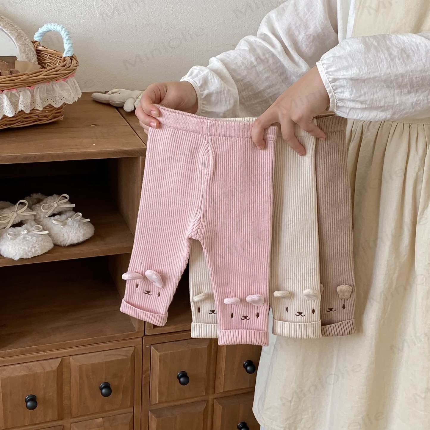 Leggings lavorati a maglia con coniglietto ricamato per bambina - image 3