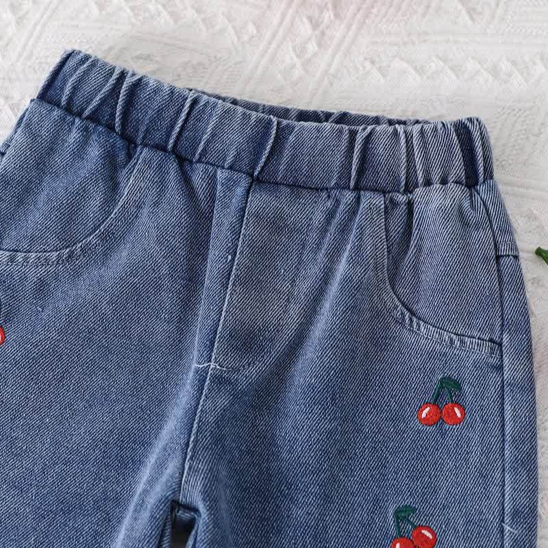 Camicetta con maniche a palloncino e pantaloni in denim con ricamo ciliegia per bambina - image 6