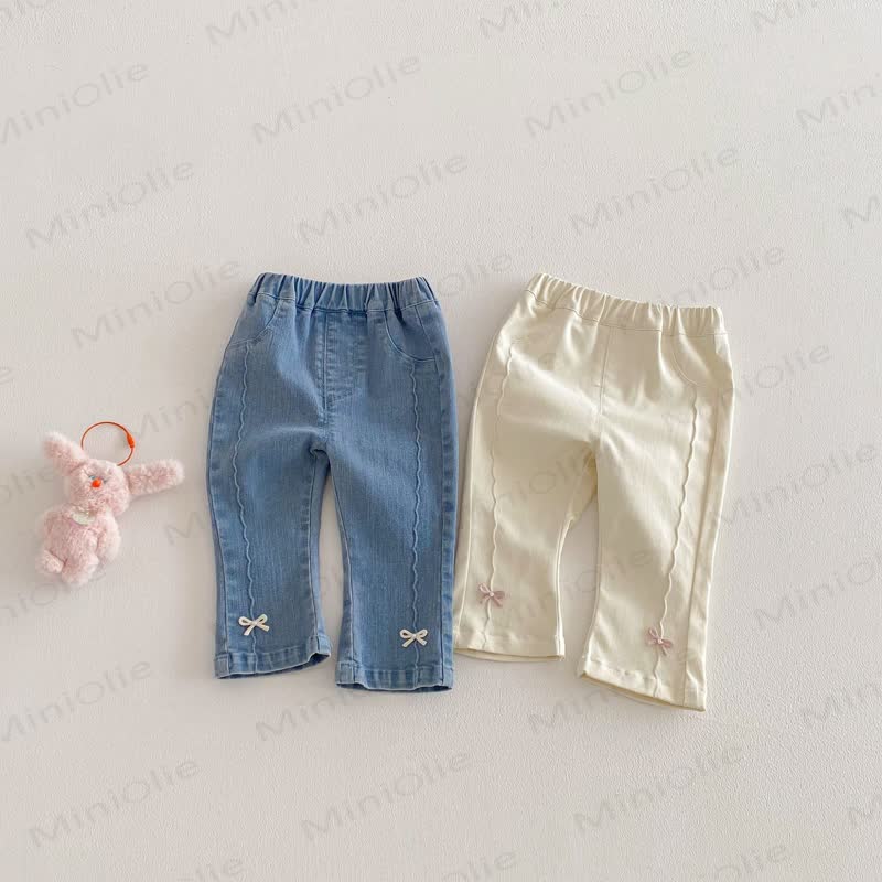 Pantaloni in denim tinta unita con fiocco per bambina - image 1