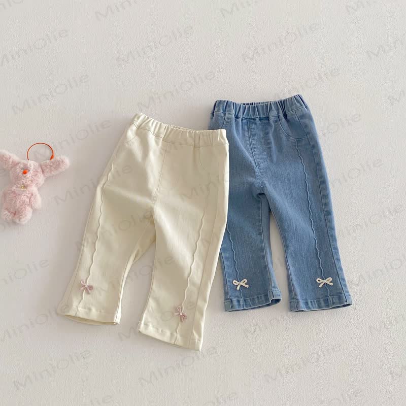 Pantaloni in denim tinta unita con fiocco per bambina - image 2