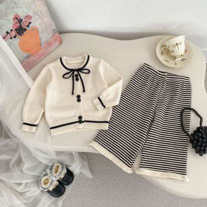 Cardigan con fiocco in maglia per bambina/pantaloni neri/pantaloni a righe - image 2