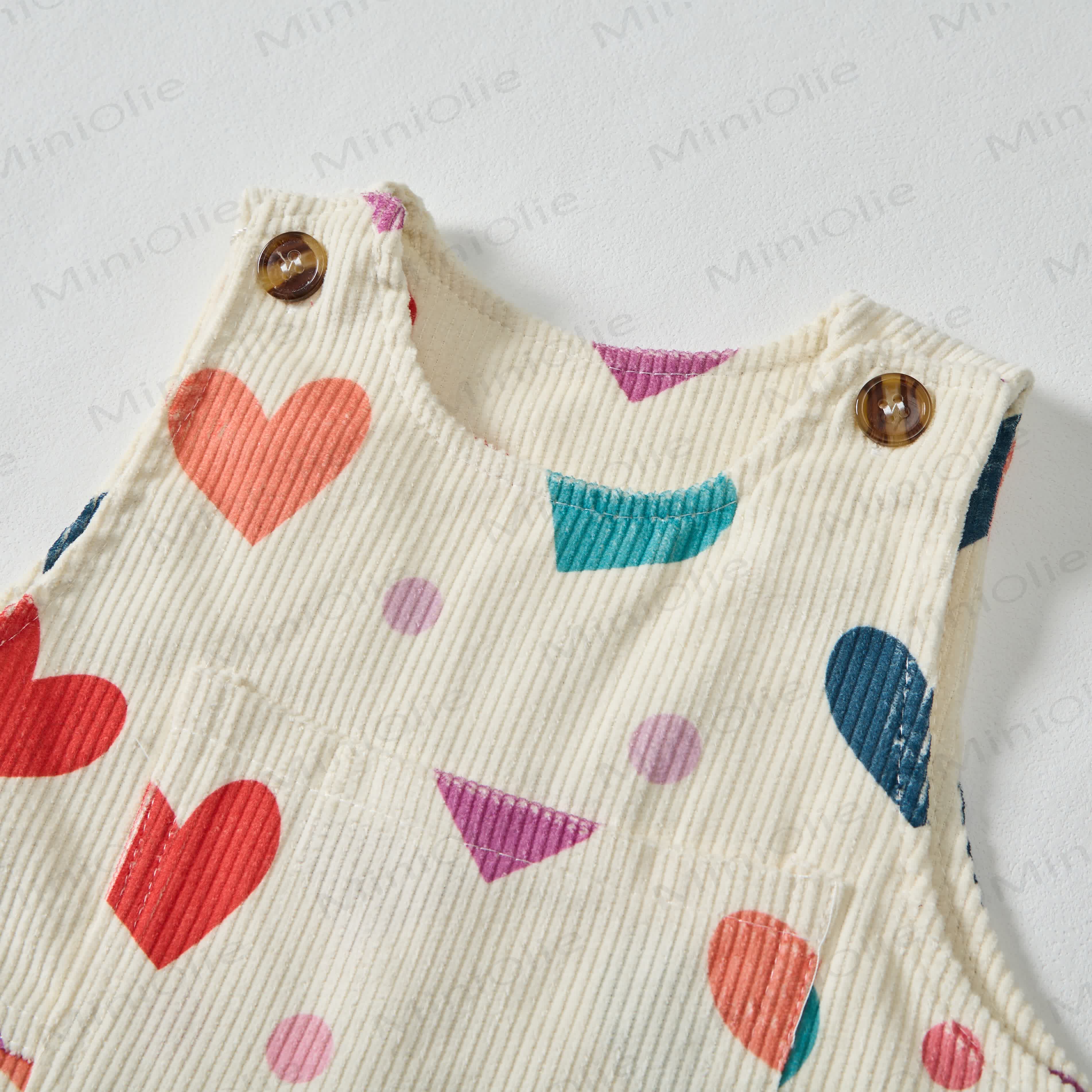 Salopette in velluto a coste beige con cuori colorati e pois per neonati e bambini - image 3