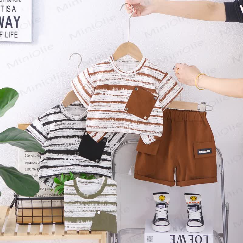 Completo per bambino composto da maglietta a righe con taschino e pantaloncini. - image 1