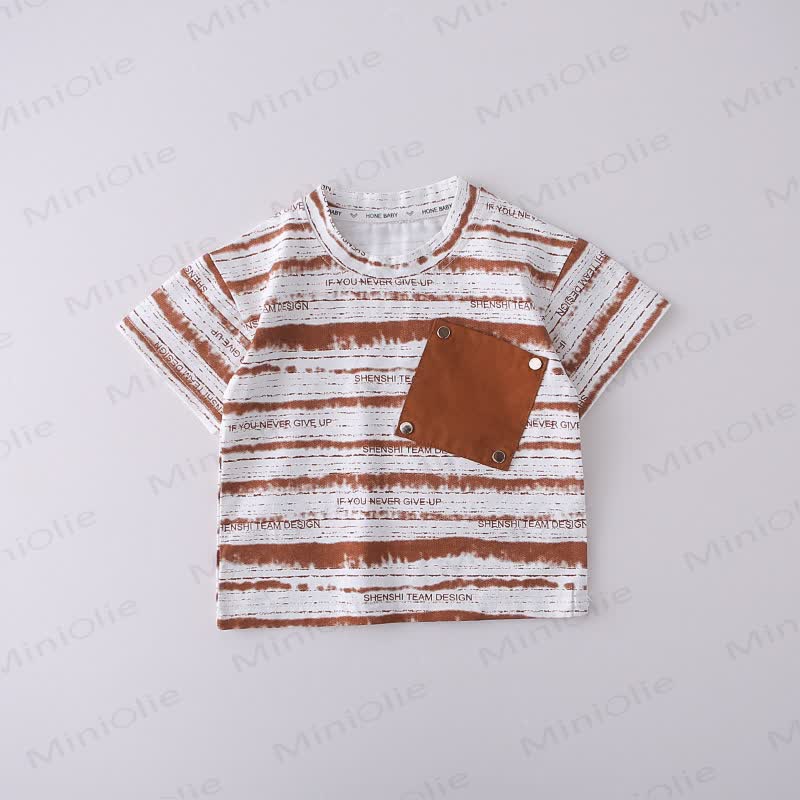 Completo per bambino composto da maglietta a righe con taschino e pantaloncini. - image 4