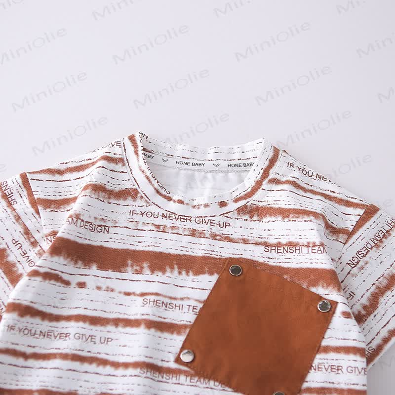Completo per bambino composto da maglietta a righe con taschino e pantaloncini. - image 5