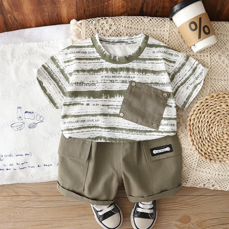 Completo per bambino composto da maglietta a righe con taschino e pantaloncini. - image 18