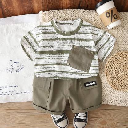 Completo per bambino composto da maglietta a righe con taschino e pantaloncini. - image 18