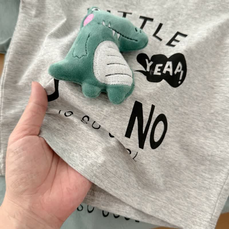 Completo per bambini LITTLE DINO composto da maglietta e pantaloncini a quadri. - image 9