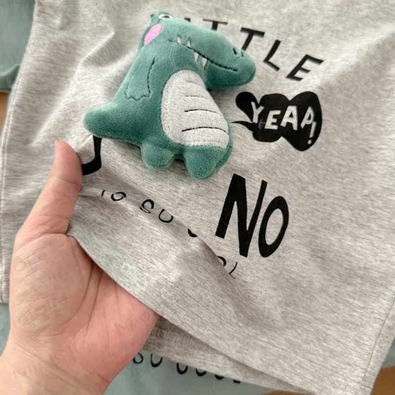 Completo per bambini LITTLE DINO composto da maglietta e pantaloncini a quadri. - image 9